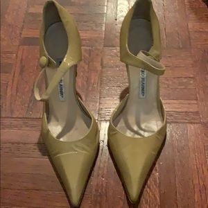 Manolo Blahnik nude patent pump